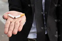 新一代的商人拒绝吸烟的概念，戒烟和健康的生活方式。或不吸烟运动的概念。