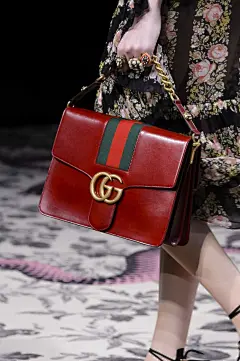 【最新图片】2016春夏米兰时装周古驰 (Gucci) 秀场细节：流浪汉式高跟鞋、精致刺绣手提包……展现一个戏剧式的Gucci女郎_海报时尚网图片库