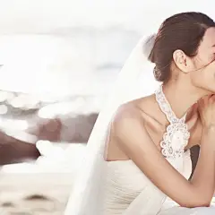 时尚唯美的海景婚纱照+来自：婚礼时光——关注婚礼的一切，分享最美好的时光。#新娘写真# #挂脖婚纱# #新娘造型#