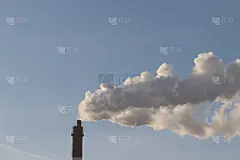 烟囱里的管子里满是青烟