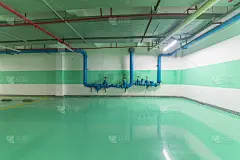 地下停车场和天花板管道系统。