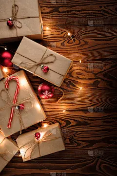 圣诞礼物摆放在木桌的背景上。新年和圣诞节的概念。平铺，俯视图，拷贝空间