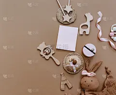 一套婴儿用品和配件在柔和的背景。婴儿洗澡的概念。时尚的新生儿。平躺，俯视图。这是一个女孩的生日