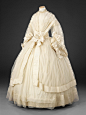 19世纪50-60年代华丽的婚纱。受维多利亚女王影响，在19世纪中叶开始，白纱婚裙成为流行的颜色，白色也暗示着纯净与优雅，婚纱如同当时流行的克里诺林裙一样，有着华丽的大裙摆，柔美而浪漫，丝绸、缎面及蕾丝都是常见的面料
