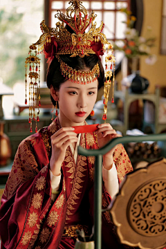 -画心-采集到婚服 嫁衣