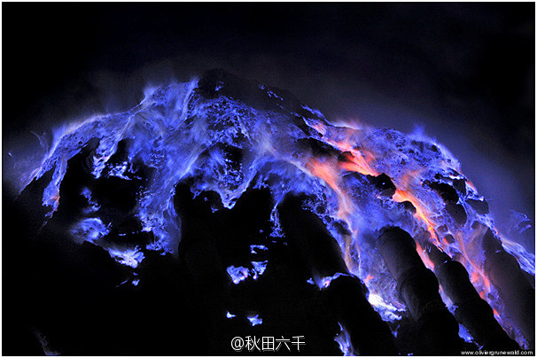 3月18日印度尼西亚的伊真火山喷发出蓝色岩浆感觉像是火山底的恶魔