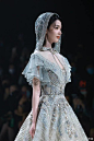 陈瑶亮相上海时装周，穿薄纱长裙登台走秀，宛如古典公主！