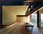 百年木屋改造WOOD OLD HOUSE BY TADASHI YOSHIMURA

                    日本建筑师Tadashi Yoshimura对奈良一座有着200多年历史的老屋进行了设计改造。老屋名为Wood Old House，里面有着许多由泥土小路连接的独立的小花园。                        Tadashi Yoshimura设计了一间泥巴内饰的起居室，折叠的泥巴屏风有着很好的热工性能，形成了一面墙与天花板。      ......