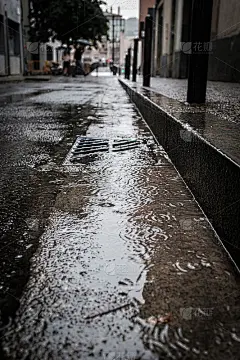 雨点落在潮湿的室外城市人行道上_5100103435