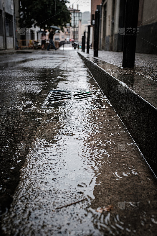 雨点落在潮湿的室外城市人行道上