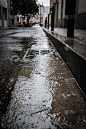 雨点落在潮湿的室外城市人行道上_5100103435