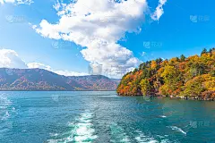 美丽的秋叶风景风景。从和田湖观光游船观看