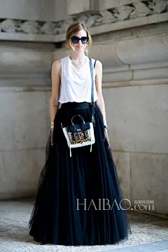 【图】鲜亮色彩最提神，百变裙装释放Lady魅力！2014春夏巴黎时装周秀场外街拍(3)：大咖云集秀T台华服，谁最型？_第13页_秀场外街拍_海报时尚网