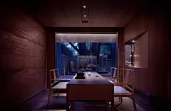 从一期到二期，「东西」延续，人境合一_苔藓 : “东、西是个好词，含方位代五行，囊括空间概念、文化属性，还泛指各种具体或抽象的人、事、物......” 从建筑阶段開始的设计总是会比平常的多出一些可能性来，有围合的下沉式庭园，有伴着庭园的廊桥与回廊…