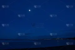 平静的大海，满月的夜晚