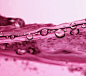 粉色 鸡尾酒 饮料 水面 水泡 气泡 水的运动 液体 饮料 补水 透明 清澈 干净 广告 背景 两种介质