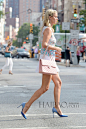 当地时间7月28日，妮基·希尔顿 (Nicky Hilton) 身穿印花搭配白色短裤在纽约出街，“二小姐”这一身很粉嫩哦。