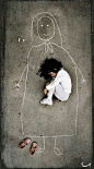 在伊拉克，一个没有妈妈的小女孩，在孤儿院的水泥地面上，画了一个妈妈。她小心翼翼地脱下鞋子，在妈妈的胸口睡着了