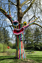 LesGéniesdu Jardin。 安装 - 就地烧结，结构en bois derécupérationpeint etassemblé。 Les Yeux et les bouches sont despiècesenrésine，qui appartiennentàlasérie«Les Grandes Gueules»deTérez先生。 Ce travail上下文使用uniémentmentdu paysage qui sert de baseàlaréalisationdes oeuvres
