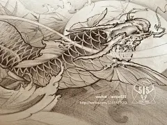 北京纹身店515刺青手稿--【鱼竹】锦鲤搭配竹。锦鲤的好寓意大家都懂，搭配竹。竹，四季常青象征着顽强的生命力；竹，其枝弯而不折，是柔中有刚的做人原则；竹的挺拔洒脱、清秀俊逸也十分的文青范儿。 原创定制纹身图案#515刺青# #纹身# #纹身手稿 ##纹身图案# #刺青# #tattoo# #ink# #刺青图案# #刺青手稿##纹身培训# #北京纹身# #北京纹身店#           #时尚纹身##纹身图案设计##水墨纹身##传统纹身##中国风纹身##欧美纹身# 