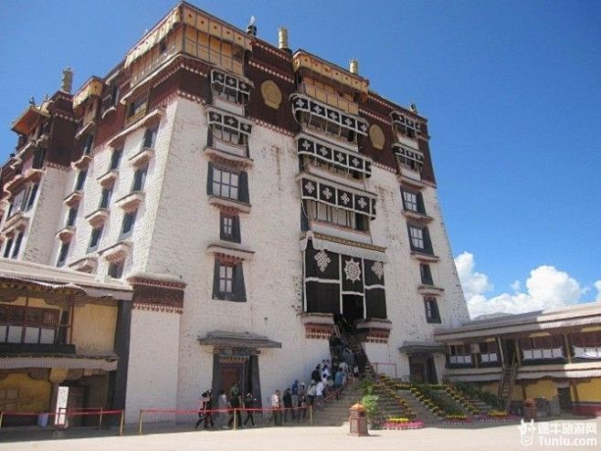 布达拉宫屹立在西藏首府拉萨市区西北的红山...