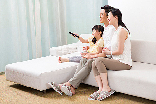年轻双亲,看电视,换频道,遥控器,家庭生...