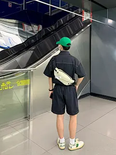 我宣布连体裤！你！是我的神！ : 衣柜里一直缺一款连体裤 担心没穿好很容易变成小区保安 所以第一次尝试 选择了最经典的牛仔面料 宽松廓形 黑灰深色系更不容易踩雷 搭配腰带 可以调节腰线 更好的管理身材 连体裤虽然67麻烦了点