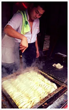 当地的单个锅贴为北京锅贴的两个大，面皮焦黄，超值～,心是