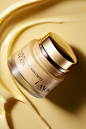 carrotzzzzq_Smooth_and_slightly_yellowish_cream_fills_the_entir_089432f6-b3e8-4b6e-9142-d7e700f3c76f