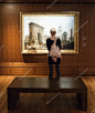 编辑 — — 蒙特利尔，加拿大-蒙特利尔美术博物馆房间里的一幅画在墙上看着它的年轻成人