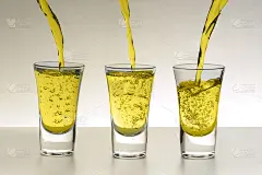 三种含酒精的彩色烈酒用于广告布局
