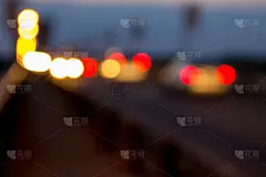 夜景模糊了车灯