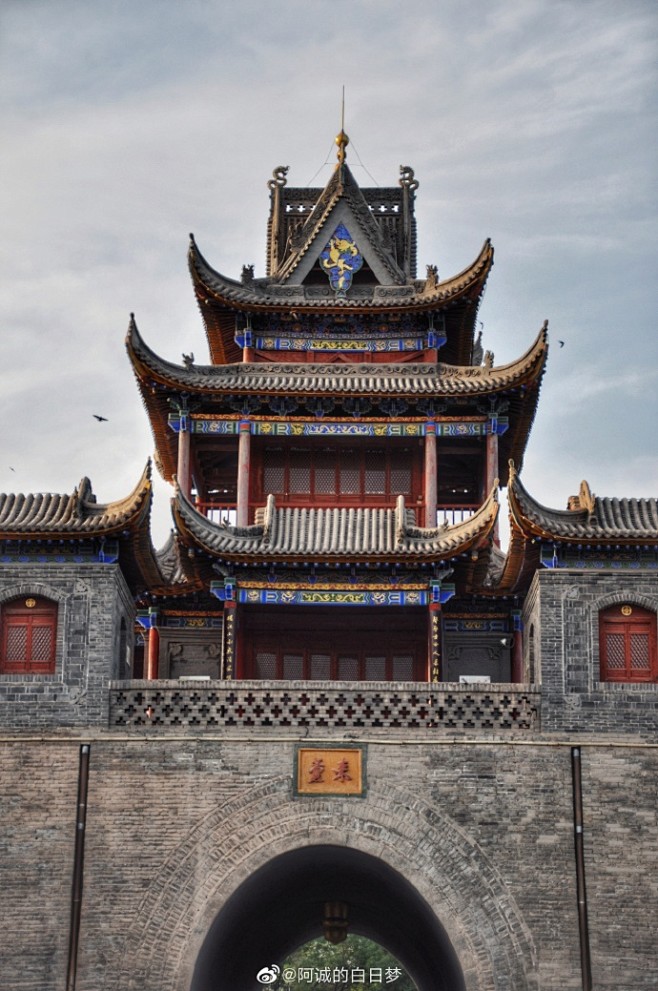 银川玉皇阁·鼓楼·承天寺塔 要说老城中心的建筑，银川的这几处可说是相当突出和美观了，筑于高台之上，纯纯的汉风，又恢弘，又灵动。 摄影超话#新星 ...