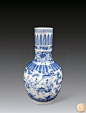 明 青花三国故事纹瓶 高 37cm 宽 19cm 直口，粗长颈，颈中部凸起两道箍线，溜肩，圆鼓腹，圈足。口沿装饰一周蕉叶纹，箍线内为海水纹饰，其下为莲塘鱼乐图。肩部青花涂绘莲瓣，主题纹饰为关羽千里送嫂的故事。画中两夫人端坐独轮车上，由一士兵推着前行，关羽手提青龙偃月刀，骑坐马上，不时回首後顾，一片虔诚恭敬之态。此瓶纹饰表现传神，体现了较高的艺术价值。