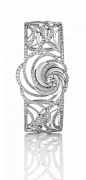 钻石珠宝品牌De Beers推出全新Aria钻石珠宝系列，Aria在拉丁文与意大利文中是氛围与空气之意，设计师运用舞蹈般的旋转线条，从偏心的主钻不断延伸，而镂空的设计展现珠宝的轻盈感。