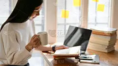 图为一个大学生在舒适的工作环境中为期中考试学习的照片