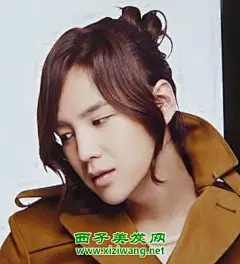 男生长发扎辫子发型