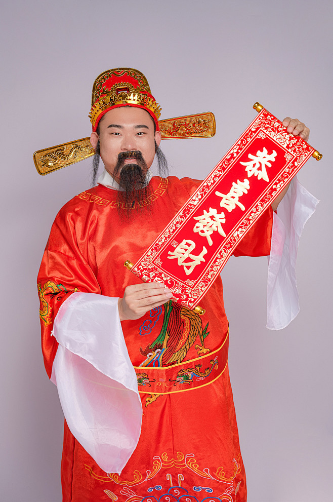 喜庆财神爷手持对联人物摄影图片