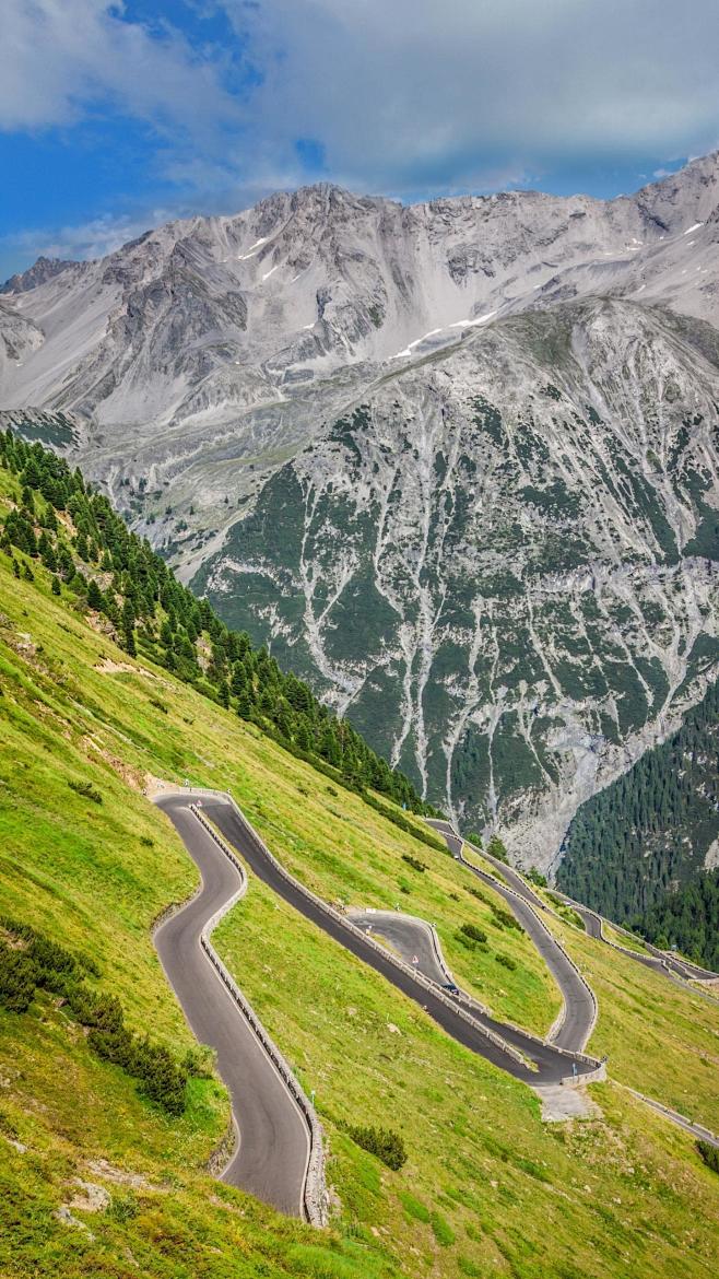 意大利阿尔卑斯山道路蜿蜒