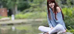 #采集大赛#可爱的笑容美女 盘腿坐的美女桌面壁纸