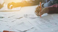 设计师手绘(UX) (UI)平面设计师创意草图规划应用程序流程开发原型用于智能手机上的应用程序