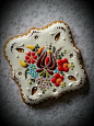 糕点厨师兼艺术家尤迪特（Judit Czinkné Poór）称得上是甜点界的达·芬奇。她经营的Mézesmanna蛋糕店位于匈牙利东部城市奥伊考，从复杂的匈牙利传统刺绣图案到更现代一些的设计，尤迪特利用她犹如瓷器画工般的巧手，将甜点师的工作提高到了一个全新的高度。