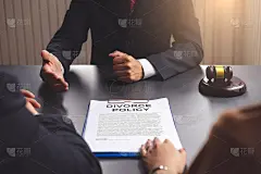 这对夫妇就离婚协议向律师咨询。律师咨询离婚政策。