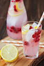 【各种夏日饮品】水water，柠檬水lemonade，汽水soda，冰茶iced tea，橙汁orange juice，咖啡coffee，酸奶yogurt，牛奶milk，奶昔milkshake，珍珠奶茶bubble tea，啤酒beer，冰镇啤酒iced/chilled beer，生啤酒draft beer，沙士root beer，苹果酒cider，梨酒perry
