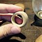 一款木戒的简单做法，材料是直接从树枝上截取下来的，裁出大体形状后再慢慢的雕刻成型。下面就是www.63diy.com这款用木头或树枝雕刻戒指的diy手工制作全过程。 #手工#
