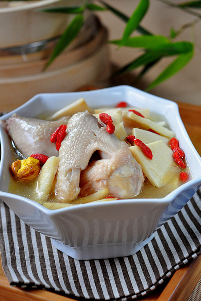 【鲜笋土鸡汤】食材：土鸡半只、鲜笋一个、...
