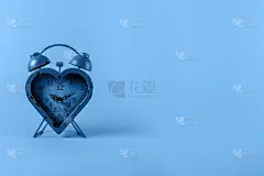 经典蓝色的心型时钟。情人节和爱情的永恒和永恒的概念
