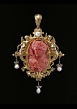 Froment-Meurice是19世纪法国顶级金银匠与珠宝匠工坊，图中前三件工坊作品都是英国王室收藏信托的藏品。据说，英国的维多利亚女王去万国博览会参观的多次经历中，至少有4次曾在Froment-Meurice的展位中驻足。法国文豪维克多·雨果还称赞这个工坊为他那个时代的“切利尼”。 ​​​​