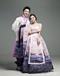 如梦似幻的韩服婚纱：古典与时尚的完美结合！来自：婚礼时光——关注婚礼的一切，分享最美好的时光。#韩式婚纱#