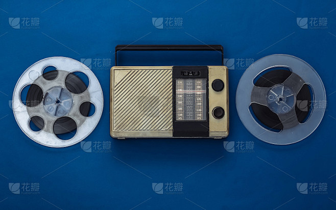 便携式收音机接收器和音频磁带卷轴上的经典...